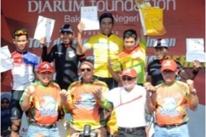 Wakil Bupati bersama jajaran panitia Tour De linggarjati berfoto bersama seusai pembagian hadiah.